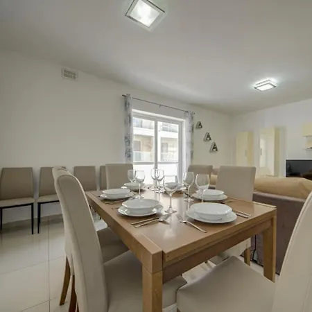 Appartement Central, Spacious With Sea Views San Pawl il-Baħar
