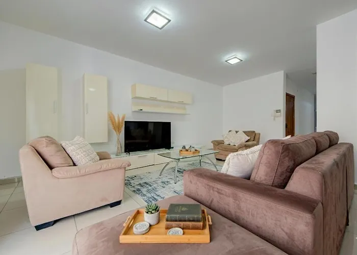 Central, Spacious With Sea Views Apartament