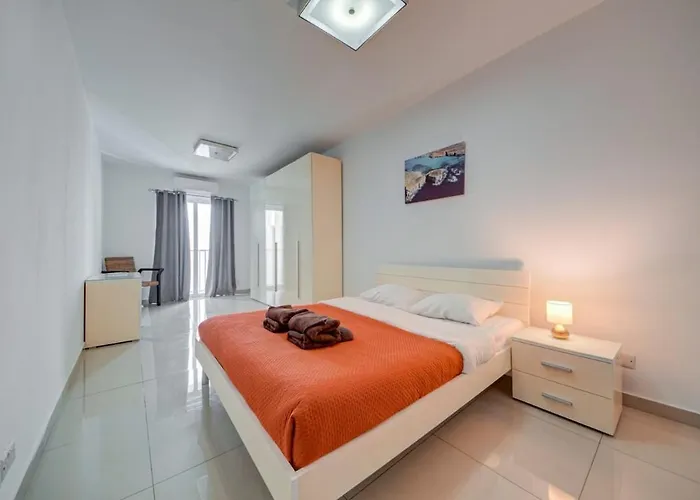 Central, Spacious With Sea Views Apartament St. Paul's Bay