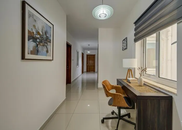 Central, Spacious With Sea Views Apartament St. Paul's Bay