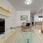 Central, Spacious With Sea Views アパート セント・ポールズ・ベイ