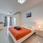 Central, Spacious With Sea Views アパート セント・ポールズ・ベイ