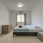 Central, Spacious With Sea Views アパート