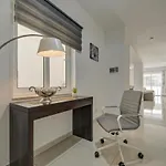 Central, Spacious With Sea Views セント・ポールズ・ベイ