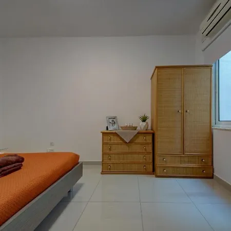 Central, Spacious With Sea Views *