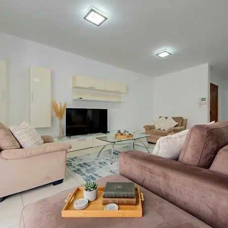 Central, Spacious With Sea Views Apartman