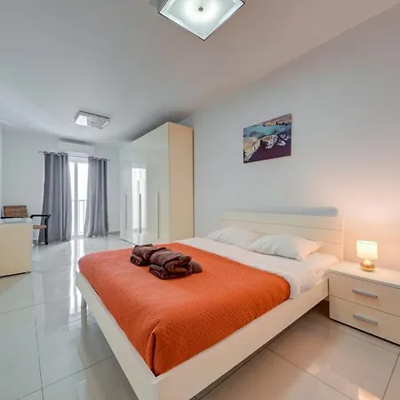 Central, Spacious With Sea Views Apartament St. Paul's Bay
