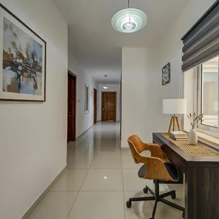 Central, Spacious With Sea Views Apartament St. Paul's Bay