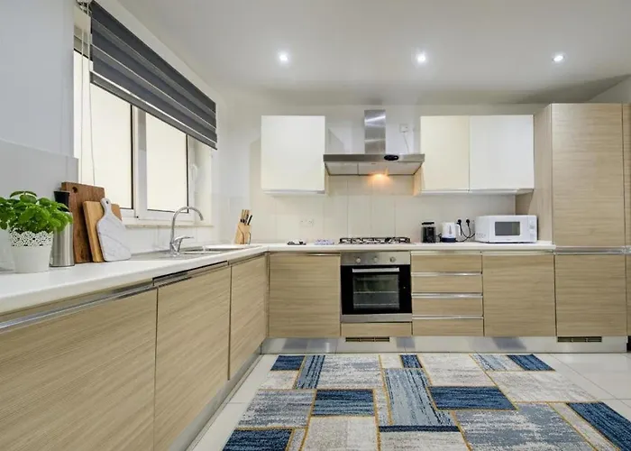 Central, Spacious With Sea Views * St. Paul's Bay