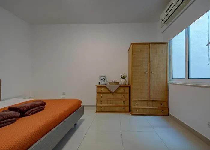 Central, Spacious With Sea Views *