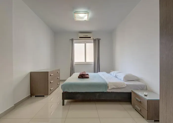 Central, Spacious With Sea Views Apartman