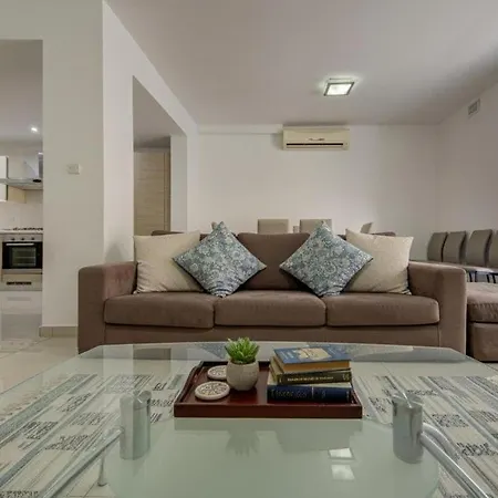 Central, Spacious With Sea Views Apartmán *