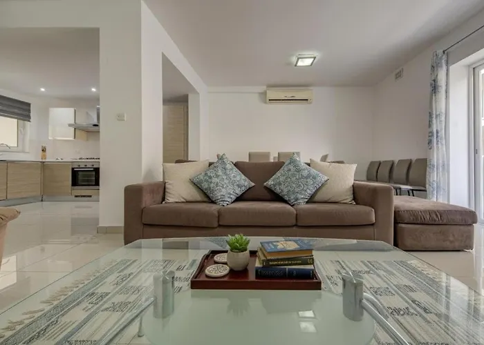 Central, Spacious With Sea Views Apartmán *