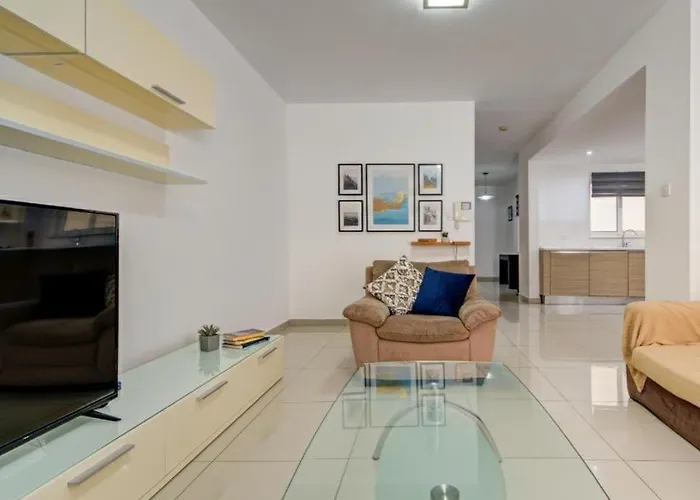 Central, Spacious With Sea Views Apartmán St. Paul's Bay